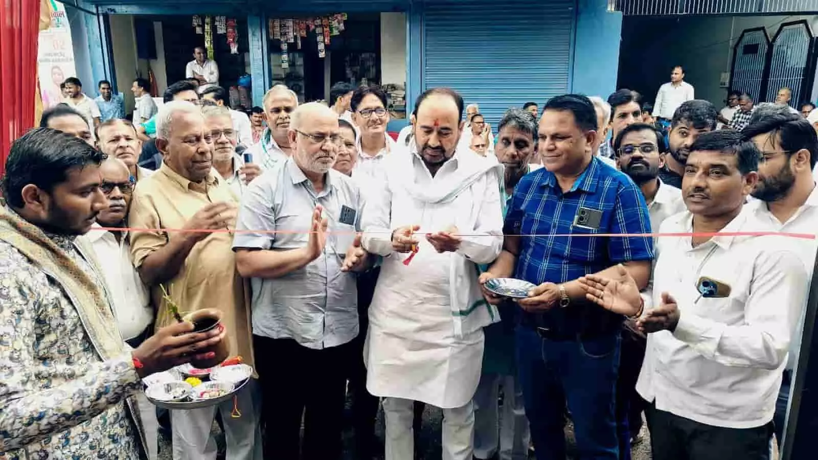 तस्वीर में लाखन सिंह कटकर समर्थकों संग लाल फीता काटकर चुनाव कार्यालय का उद्घाटन करते हुए। तस्वीर में लाखन सिंह कटकर समर्थकों संग लाल फीता काटकर चुनाव कार्यालय का उद्घाटन करते हुए।