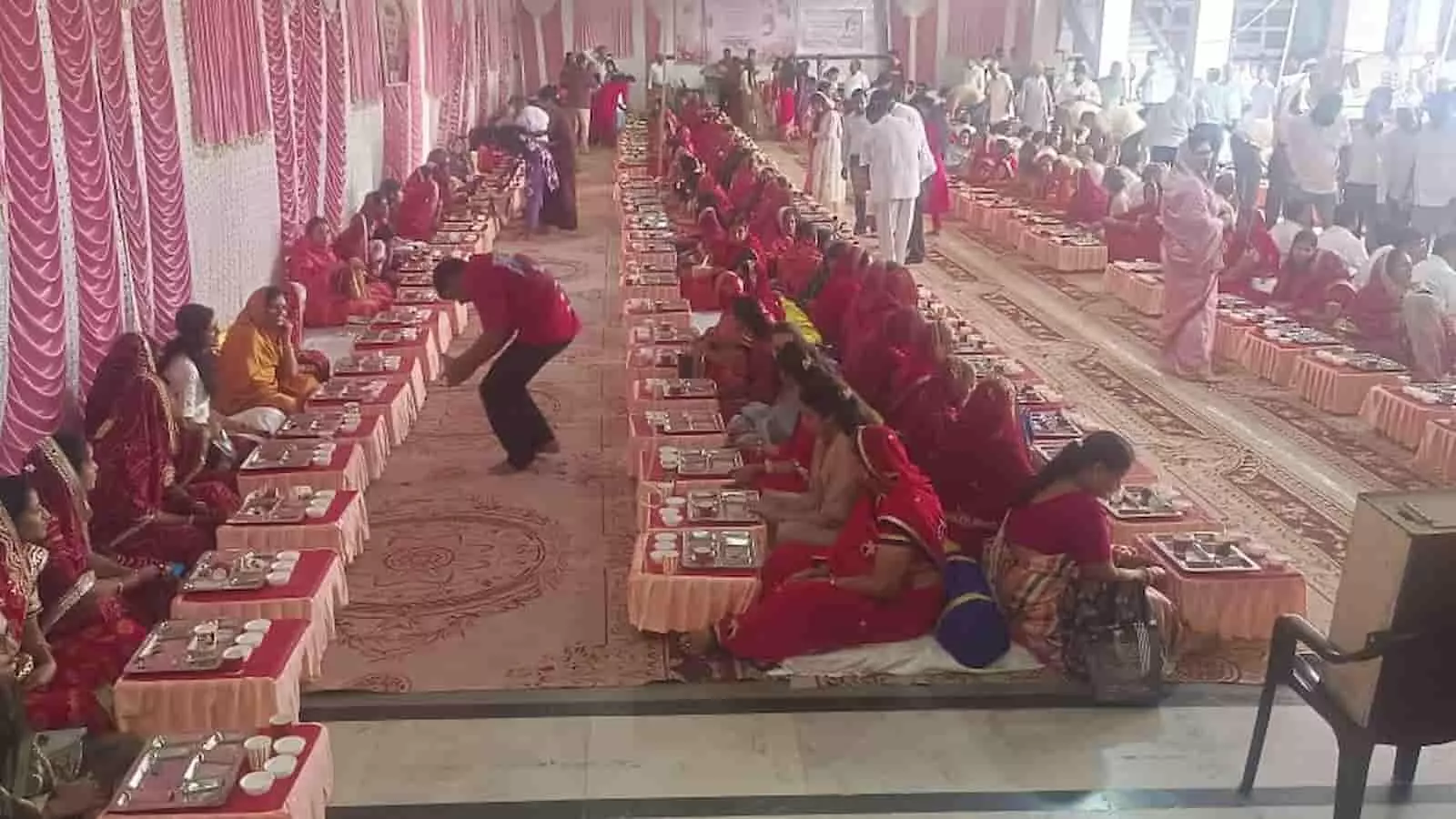 तस्वीर में लाल साड़ियों वाली महिलाएं हॉल में बैठकर सामूहिक पारणा उत्सव मना रही हैं। तस्वीर में लाल साड़ियों वाली महिलाएं हॉल में बैठकर सामूहिक पारणा उत्सव मना रही हैं।