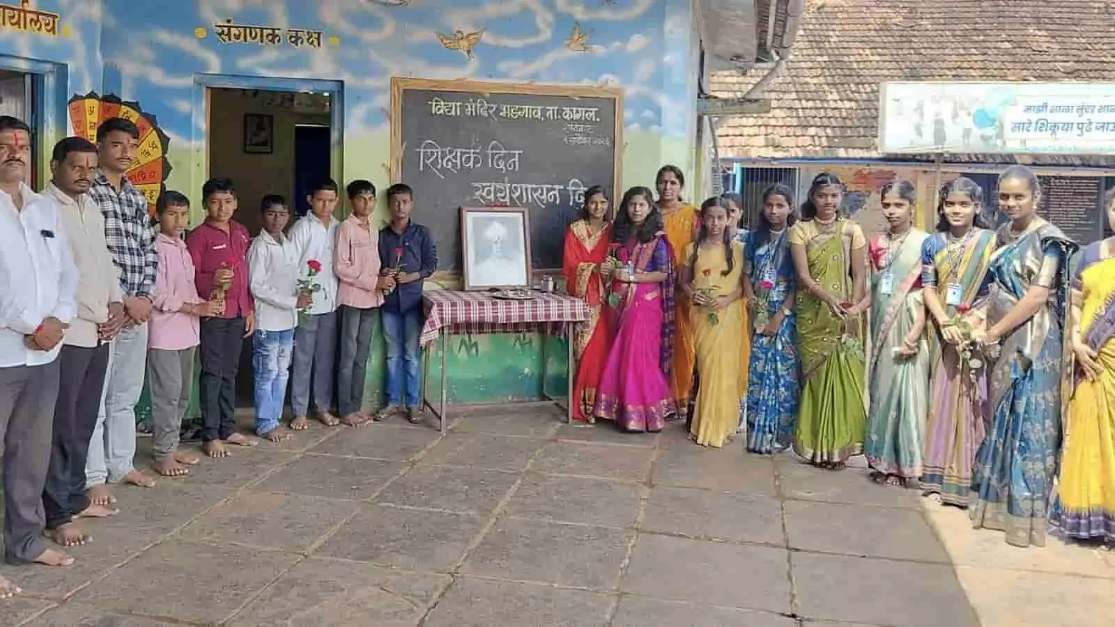 तस्वीर में बाएं से दाएं पुरुष, छात्र, एक चित्र, छात्राएं और महिलाएं स्कूल में खड़े हैं। तस्वीर में बाएं से दाएं पुरुष, छात्र, एक चित्र, छात्राएं और महिलाएं स्कूल में खड़े हैं।