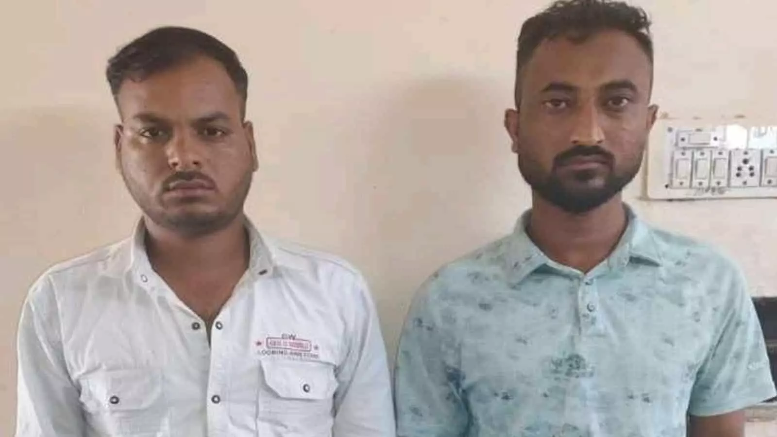 तस्वीर में बाएं सफेद शर्ट में सुरेश पुरी और दाएं नीली शर्ट में भैरूसिंह खड़े हैं। तस्वीर में बाएं सफेद शर्ट में सुरेश पुरी और दाएं नीली शर्ट में भैरूसिंह खड़े हैं।