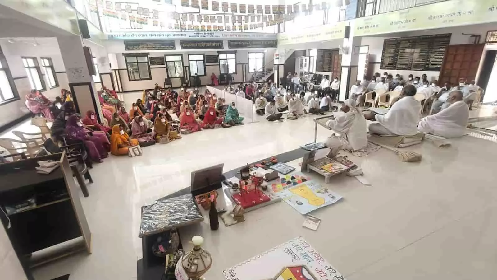तस्वीर में खेरोदा के हॉल में बैठे जैन मुनि श्रद्धालुओं को प्रवचन दे रहे हैं। तस्वीर में खेरोदा के हॉल में बैठे जैन मुनि श्रद्धालुओं को प्रवचन दे रहे हैं।