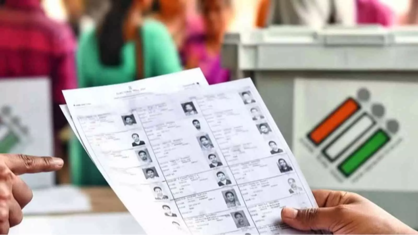 दिल्ली में मतदाता सूची के सत्यापन और ड्राफ्ट वोटर लिस्ट के दस्तावेजों की जांच करती हुई प्रक्रिया को दिखाया गया है। दिल्ली में मतदाता सूची के सत्यापन और ड्राफ्ट वोटर लिस्ट के दस्तावेजों की जांच करती हुई प्रक्रिया को दिखाया गया है।