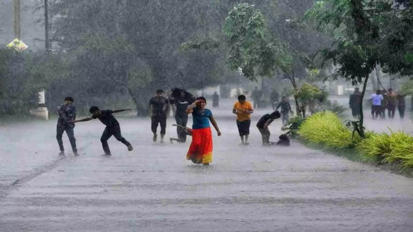 उत्तर भारत में तेज बारिश के बीच सड़क पर चलते लोग दिखाई दे रहे हैं। उत्तर भारत में तेज बारिश के बीच सड़क पर चलते लोग दिखाई दे रहे हैं।