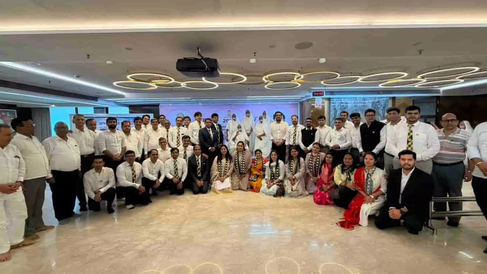 तस्वीर में चेम्बूर तेरापंथ भवन में आयोजित शपथ ग्रहण समारोह के दौरान उपस्थित सदस्य दिख रहे हैं। तस्वीर में चेम्बूर तेरापंथ भवन में आयोजित शपथ ग्रहण समारोह के दौरान उपस्थित सदस्य दिख रहे हैं।