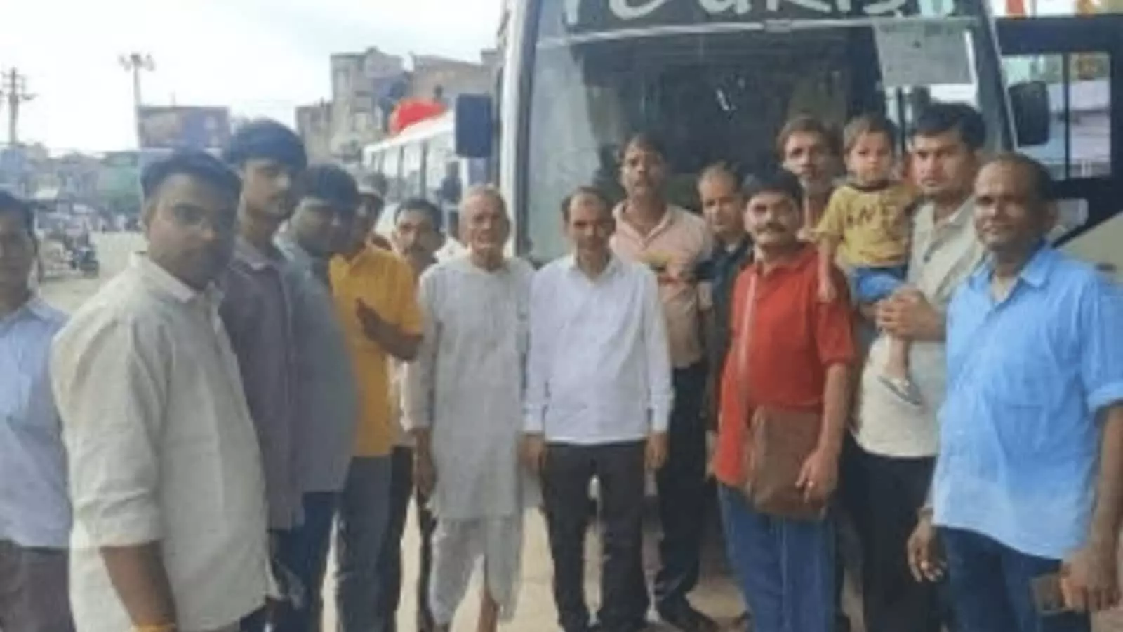 तस्वीर में सफेद टूरिस्ट बस के सामने खड़े श्रद्धालु अपनी धार्मिक यात्रा हेतु समूह में पोज देते दिख रहे हैं। तस्वीर में सफेद टूरिस्ट बस के सामने खड़े श्रद्धालु अपनी धार्मिक यात्रा हेतु समूह में पोज देते दिख रहे हैं।
