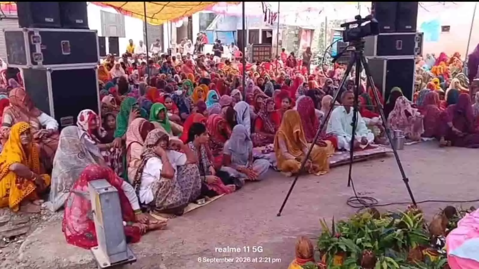 तस्वीर में पथैना के मंदिर में श्रीमद् भागवत कथा सुनती हुई घूंघट ओढ़े महिलाएं। तस्वीर में पथैना के मंदिर में श्रीमद् भागवत कथा सुनती हुई घूंघट ओढ़े महिलाएं।