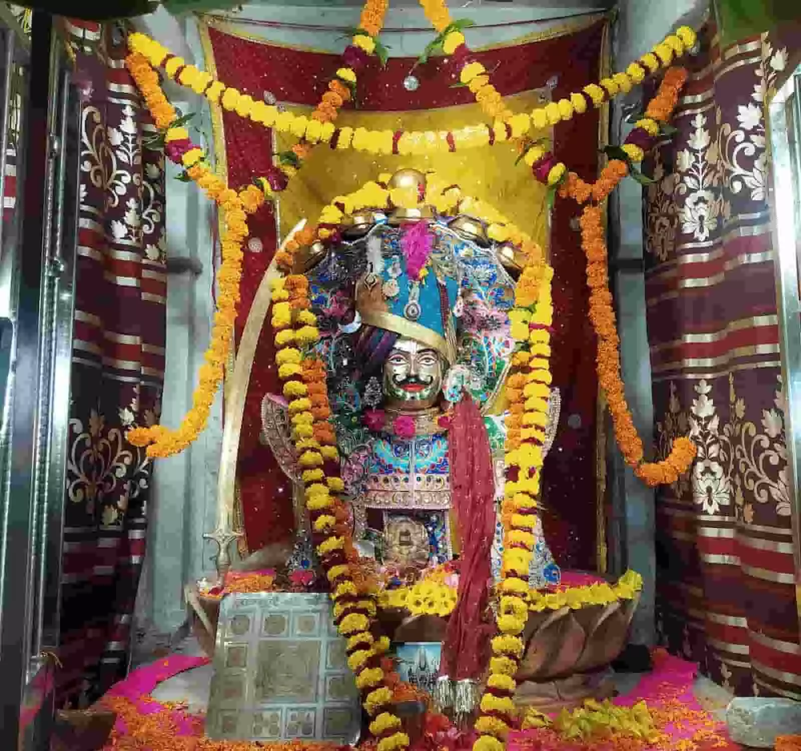 तस्वीर में दिख रही कल्लाजी राठौड़ की मूर्ति को पीले फूलों और पोशाक से सजाया गया है। तस्वीर में दिख रही कल्लाजी राठौड़ की मूर्ति को पीले फूलों और पोशाक से सजाया गया है।
