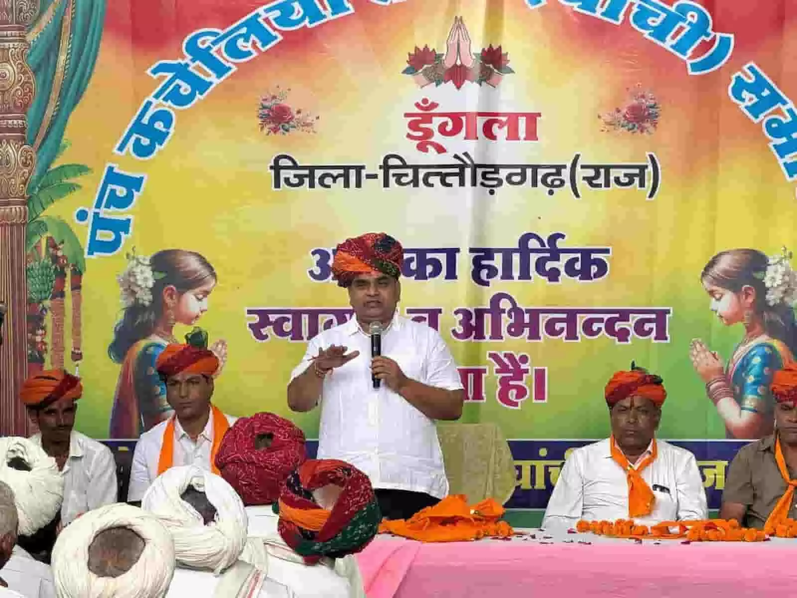 तस्वीर में राजस्थान के सहकारिता मंत्री गौतम दक माइक पर भाषण देते हुए और अन्य अतिथि बैठे हुए। तस्वीर में राजस्थान के सहकारिता मंत्री गौतम दक माइक पर भाषण देते हुए और अन्य अतिथि बैठे हुए।