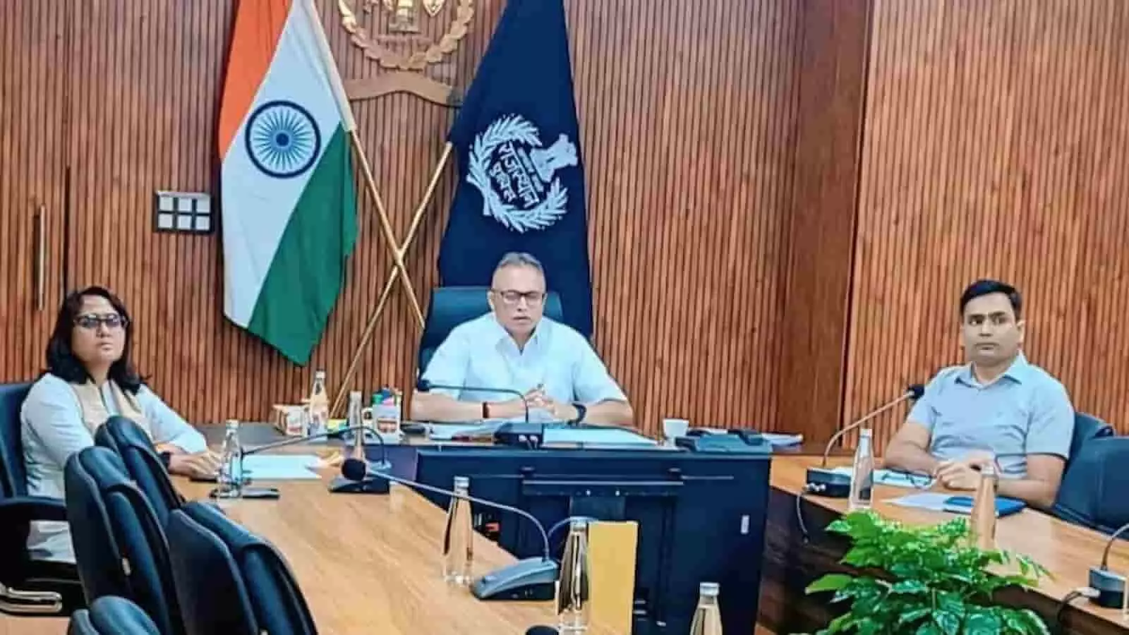 तस्वीर में डीजीपी राजीव कुमार शर्मा अधिकारियों के साथ बैठक करते हुए दिखाई दे रहे हैं। तस्वीर में डीजीपी राजीव कुमार शर्मा अधिकारियों के साथ बैठक करते हुए दिखाई दे रहे हैं।