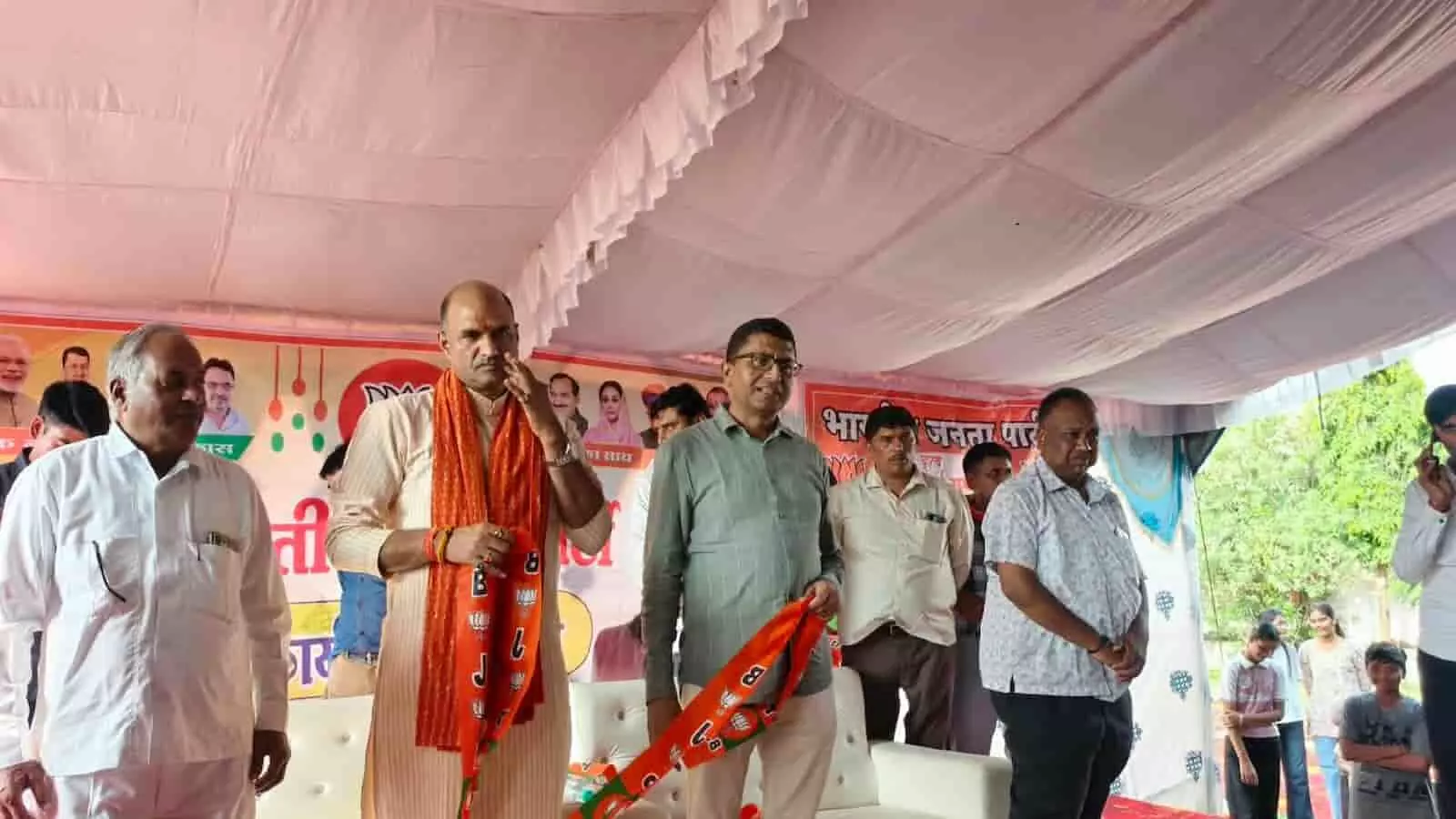 तस्वीर में बाईं से दाईं ओर सफेद कुर्ते में एक व्यक्ति, भगवा दुपट्टा पहने विधायक, हरे रंग की शर्ट में व्यक्ति और अन्य नेता बेगूं के मंच पर खड़े हैं। तस्वीर में बाईं से दाईं ओर सफेद कुर्ते में एक व्यक्ति, भगवा दुपट्टा पहने विधायक, हरे रंग की शर्ट में व्यक्ति और अन्य नेता बेगूं के मंच पर खड़े हैं।