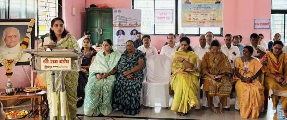 तस्वीर में नवोदिता घाटगे पोडियम पर बोल रही हैं और महिलाएं कुर्सियों पर बैठी हैं। तस्वीर में नवोदिता घाटगे पोडियम पर बोल रही हैं और महिलाएं कुर्सियों पर बैठी हैं।