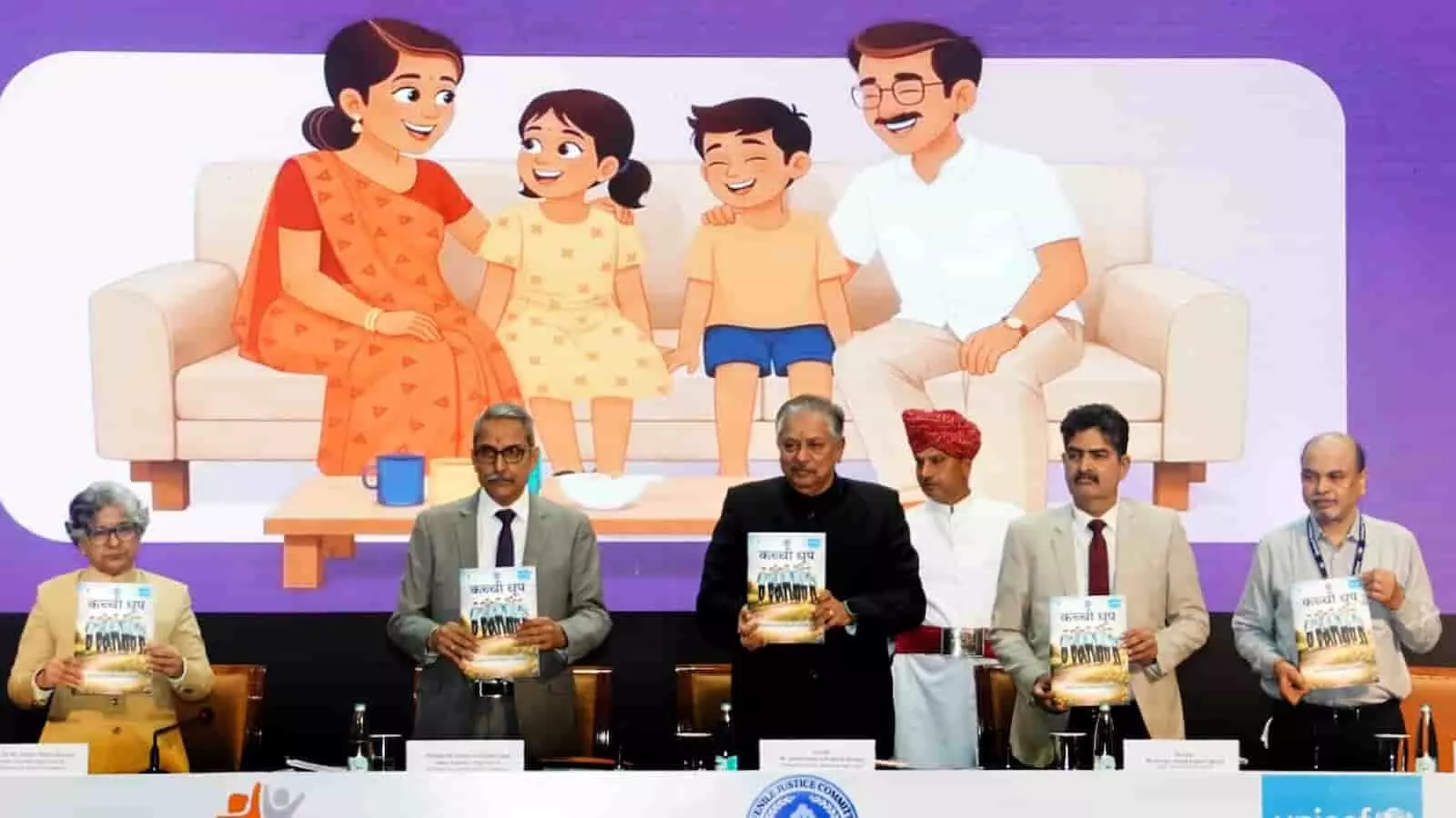 तस्वीर में राजस्थान पुलिस अकादमी में आयोजित कार्यक्रम के दौरान अतिथि हाथ में पुस्तकें थामे नजर आ रहे हैं। तस्वीर में राजस्थान पुलिस अकादमी में आयोजित कार्यक्रम के दौरान अतिथि हाथ में पुस्तकें थामे नजर आ रहे हैं।