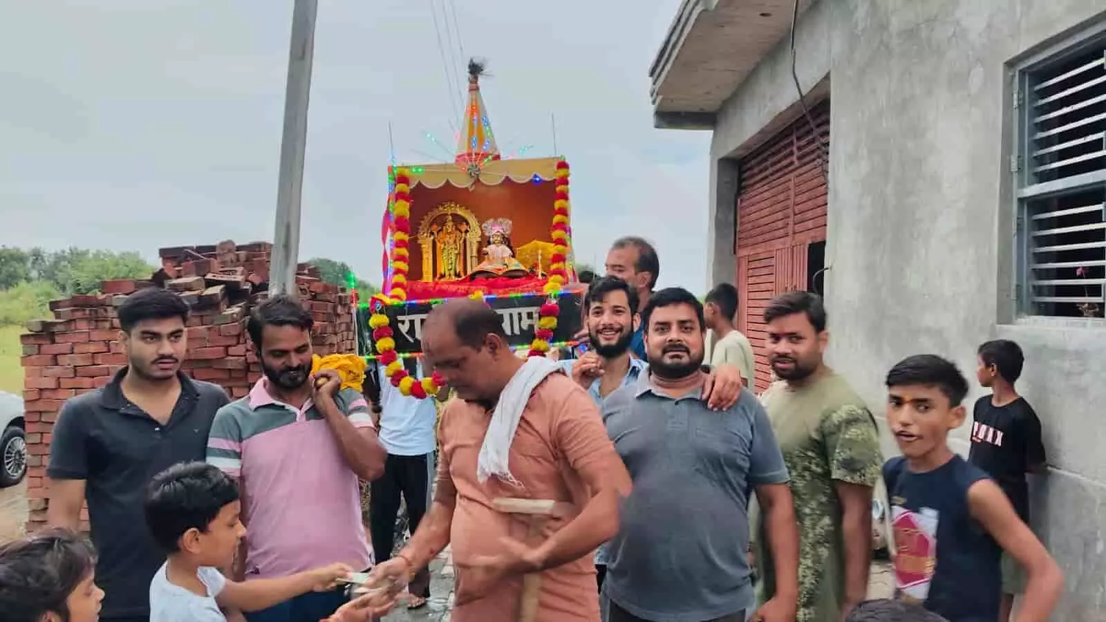तस्वीर में बाएं खड़े युवक और बीच में पालकी लिए ग्रामीण हसनपुर की सड़क पर हैं। तस्वीर में बाएं खड़े युवक और बीच में पालकी लिए ग्रामीण हसनपुर की सड़क पर हैं।