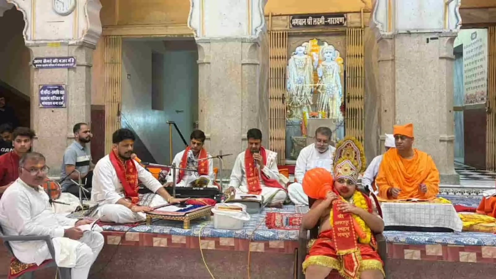 तस्वीर में जयपुर के श्री अमरापुर स्थान मंदिर में सुंदरकांड पाठ करते कलाकार और संत-महात्मा दिख रहे हैं। तस्वीर में जयपुर के श्री अमरापुर स्थान मंदिर में सुंदरकांड पाठ करते कलाकार और संत-महात्मा दिख रहे हैं।
