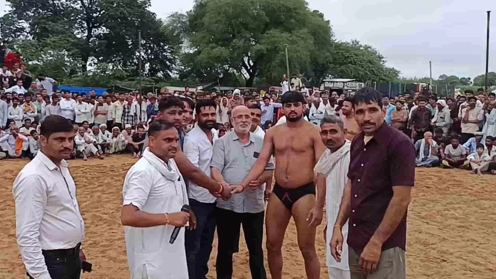 तस्वीर में डाबकी के कुश्ती दंगल में उपस्थित आयोजक और पहलवान मैदान में एक साथ खड़े दिखाई दे रहे हैं। तस्वीर में डाबकी के कुश्ती दंगल में उपस्थित आयोजक और पहलवान मैदान में एक साथ खड़े दिखाई दे रहे हैं।