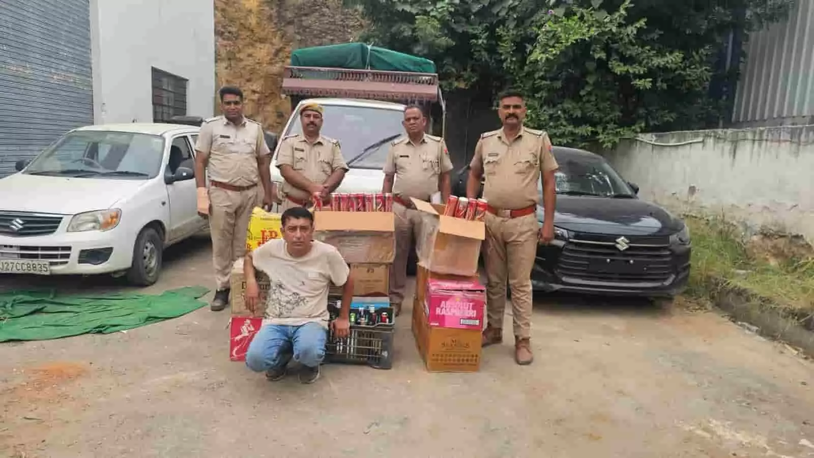 उदयपुर में गोदाम के बाहर जब्त अवैध शराब और वाहनों के साथ खड़े पुलिसकर्मी व आरोपी। उदयपुर में गोदाम के बाहर जब्त अवैध शराब और वाहनों के साथ खड़े पुलिसकर्मी व आरोपी।