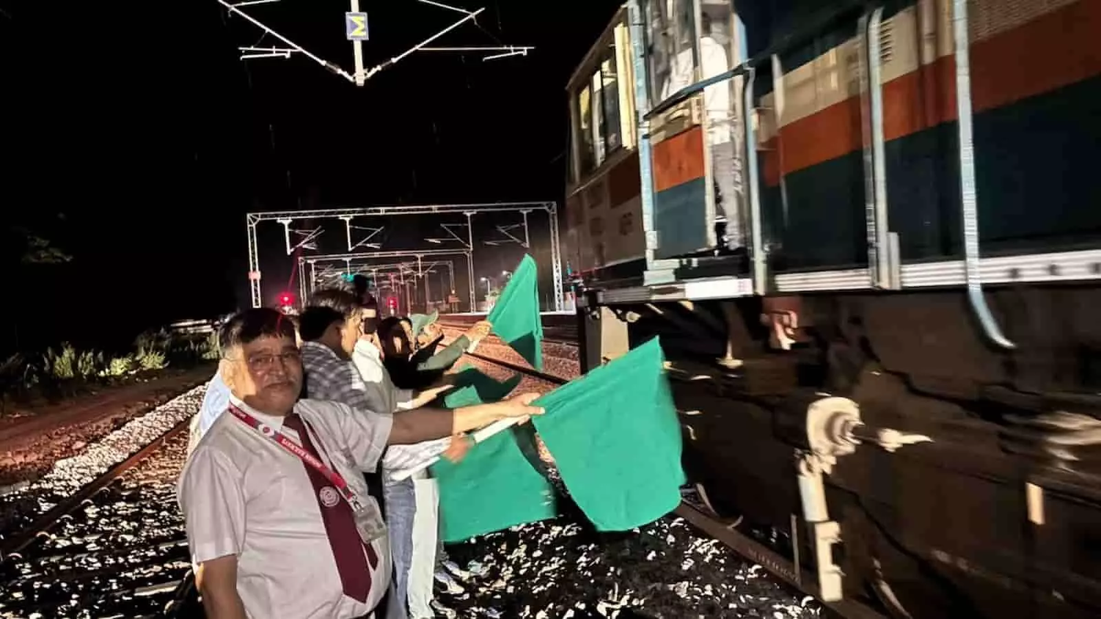 तस्वीर में रेलवे कर्मचारी सोजत रोड स्टेशन पर मालगाड़ी को हरी झंडी दिखाते हुए दिख रहे हैं। तस्वीर में रेलवे कर्मचारी सोजत रोड स्टेशन पर मालगाड़ी को हरी झंडी दिखाते हुए दिख रहे हैं।