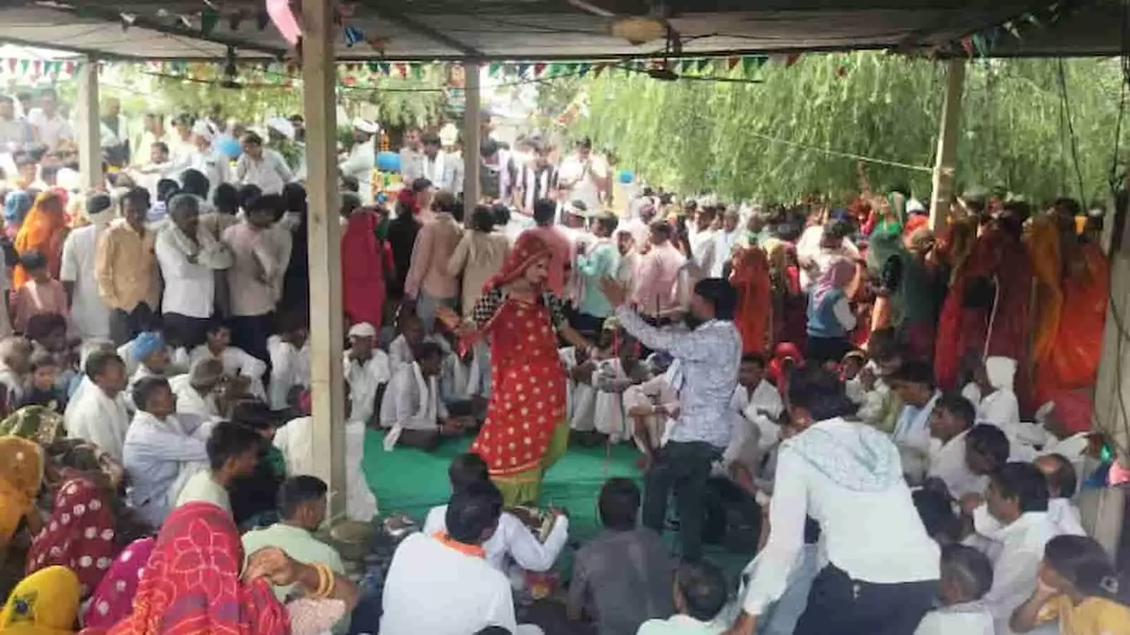 दड़ौली गांव के मेले में शेड के नीचे बैठे लोगों के बीच नृत्य प्रस्तुत करते कलाकार। दड़ौली गांव के मेले में शेड के नीचे बैठे लोगों के बीच नृत्य प्रस्तुत करते कलाकार।