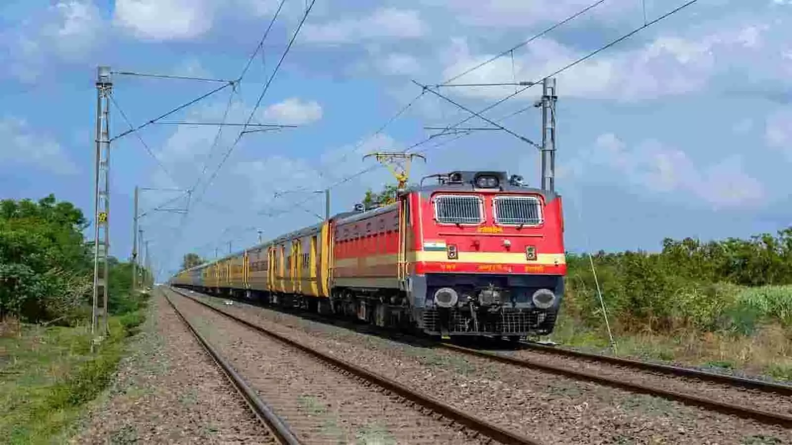तस्वीर में पटरियों पर चलती हुई एक एक्सप्रेस ट्रेन दिखाई दे रही है। तस्वीर में पटरियों पर चलती हुई एक एक्सप्रेस ट्रेन दिखाई दे रही है।