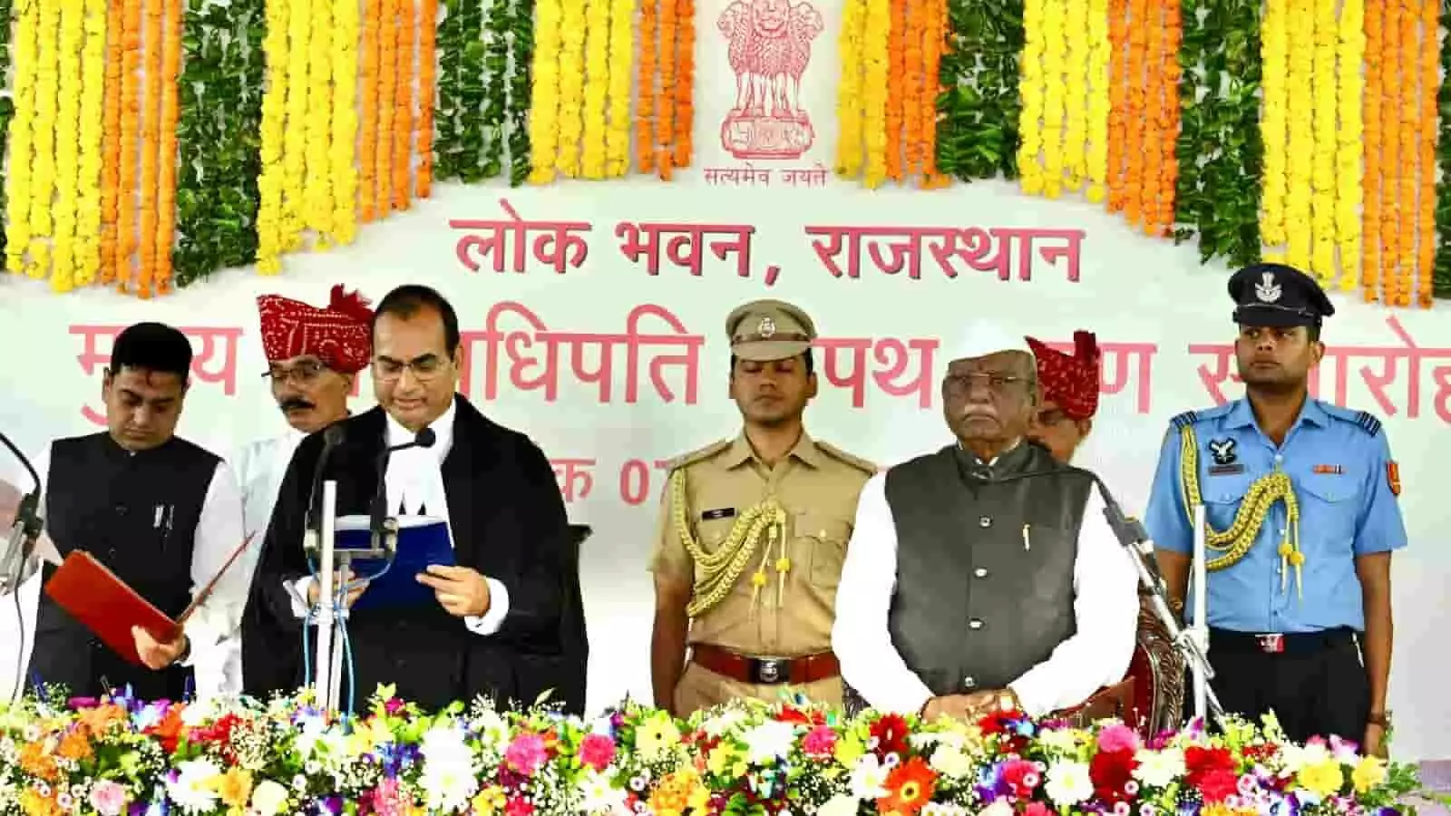 लोकभवन में शपथ लेते राजस्थान उच्च न्यायालय के मुख्य न्यायाधीश संजय कुमार अग्रवाल। लोकभवन में शपथ लेते राजस्थान उच्च न्यायालय के मुख्य न्यायाधीश संजय कुमार अग्रवाल।