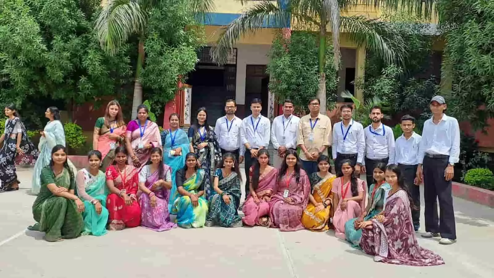 तस्वीर में कॉलेज के सामने कतारबद्ध बैठे और खड़े विद्यार्थियों और शिक्षकों का समूह है। तस्वीर में कॉलेज के सामने कतारबद्ध बैठे और खड़े विद्यार्थियों और शिक्षकों का समूह है।