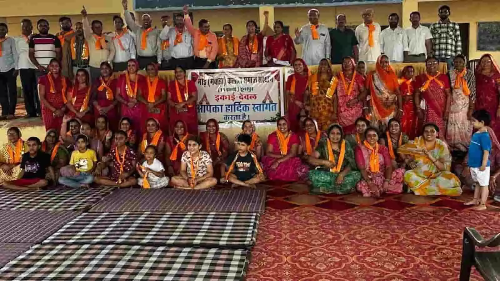 तस्वीर में मोड़ कलाल समाज के महिला सम्मेलन में उपस्थित महिला और पुरुष समाजबंधु नजर आ रहे हैं। तस्वीर में मोड़ कलाल समाज के महिला सम्मेलन में उपस्थित महिला और पुरुष समाजबंधु नजर आ रहे हैं।