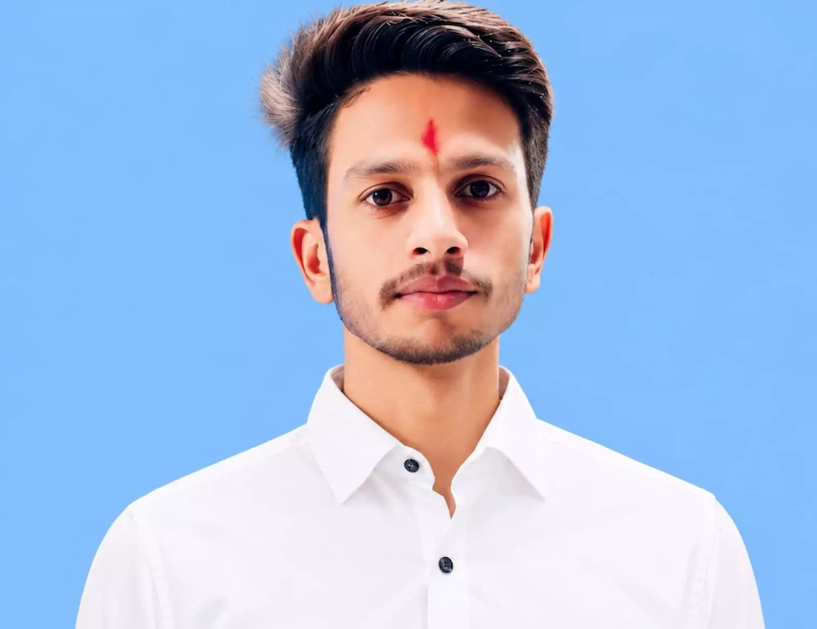 तस्वीर में सफेद शर्ट पहने लोकेश पटेल नीले बैकग्राउंड के सामने खड़े नजर आ रहे हैं। तस्वीर में सफेद शर्ट पहने लोकेश पटेल नीले बैकग्राउंड के सामने खड़े नजर आ रहे हैं।