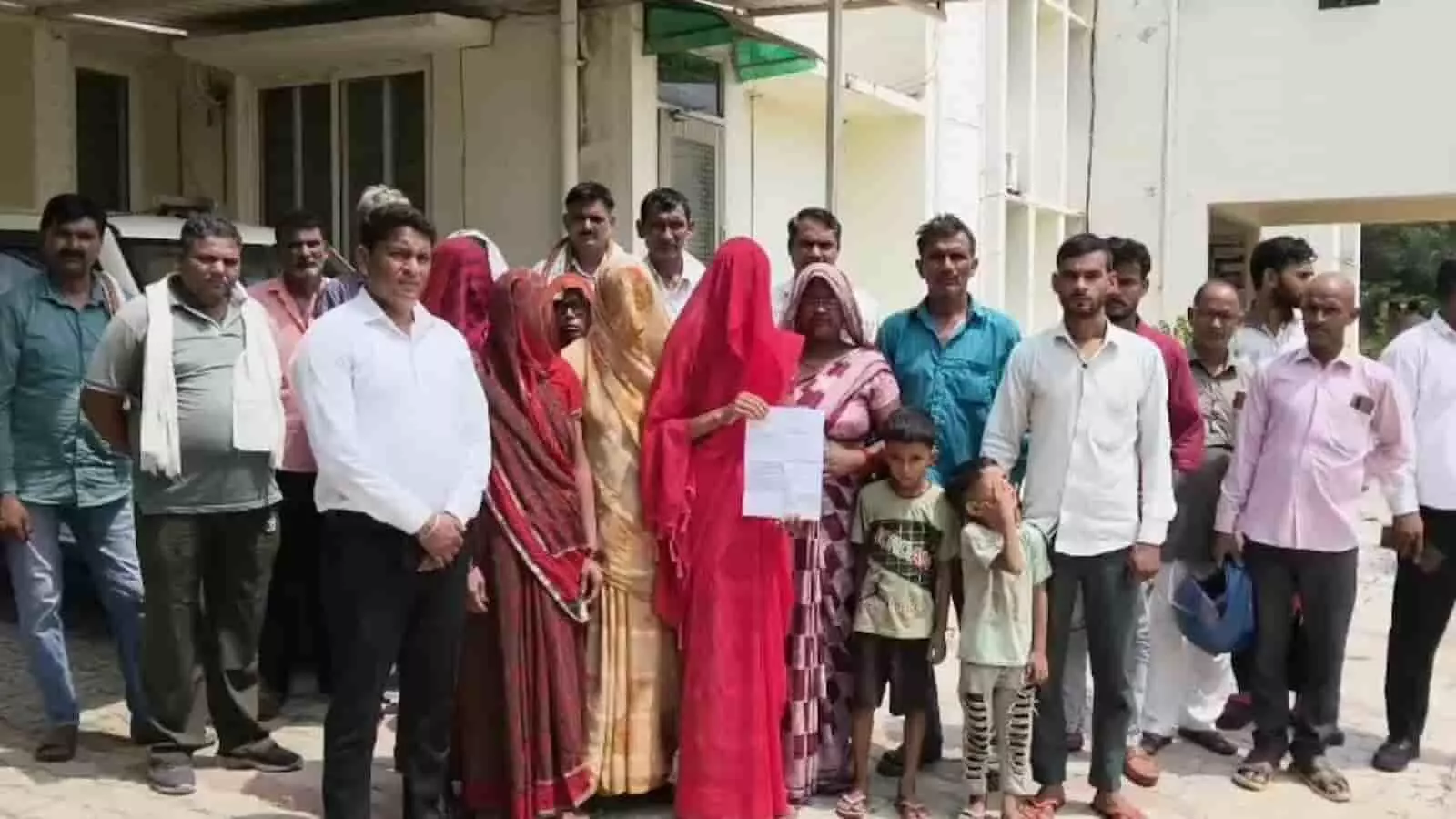 हापुड़ में एसपी कार्यालय के बाहर शिकायती पत्र हाथ में लिए खड़े पीड़ित परिवार के लोग। हापुड़ में एसपी कार्यालय के बाहर शिकायती पत्र हाथ में लिए खड़े पीड़ित परिवार के लोग।