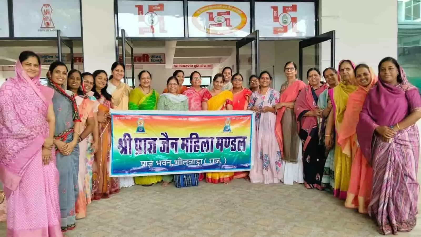 तस्वीर में जैन महिला मंडल की सदस्य प्राज्ञ भवन के सामने बैनर लेकर खड़ी हैं। तस्वीर में जैन महिला मंडल की सदस्य प्राज्ञ भवन के सामने बैनर लेकर खड़ी हैं।