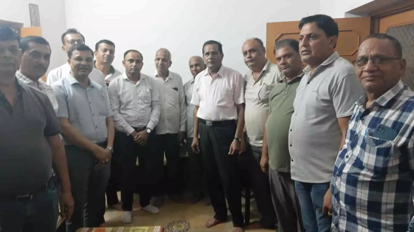महावीर इंटरनेशनल केंद्र खेरवाड़ा की बैठक में भाग लेते हुए संस्था के सदस्य और पदाधिकारी। महावीर इंटरनेशनल केंद्र खेरवाड़ा की बैठक में भाग लेते हुए संस्था के सदस्य और पदाधिकारी।