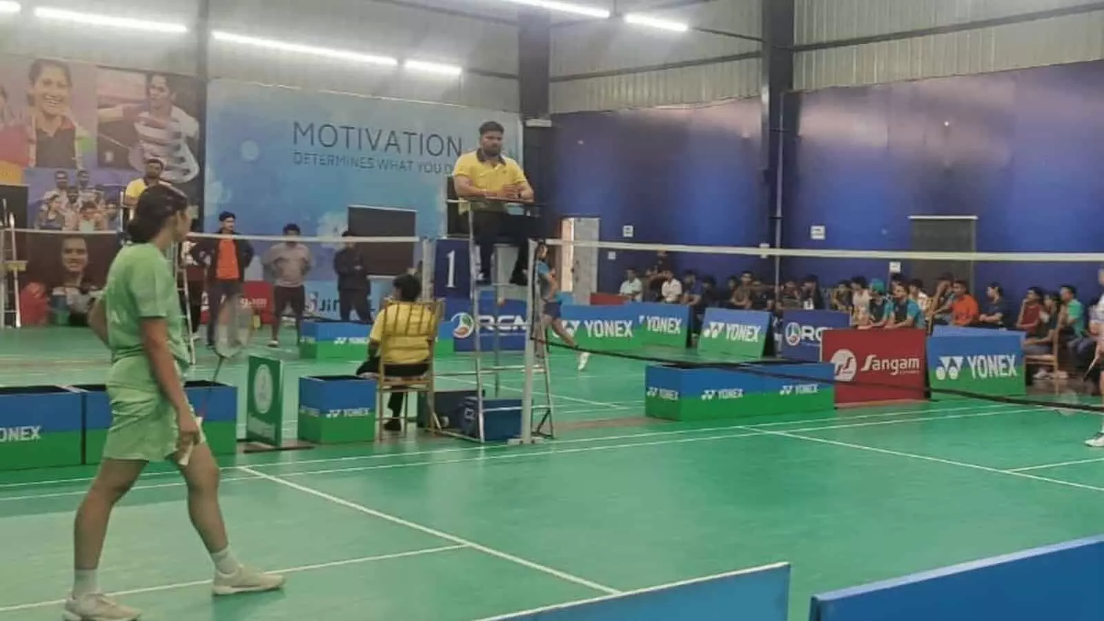 तस्वीर में बाएं बैडमिंटन खिलाड़ी कोर्ट पर खड़ी है और सामने मैच रेफरी बैठा है। तस्वीर में बाएं बैडमिंटन खिलाड़ी कोर्ट पर खड़ी है और सामने मैच रेफरी बैठा है।