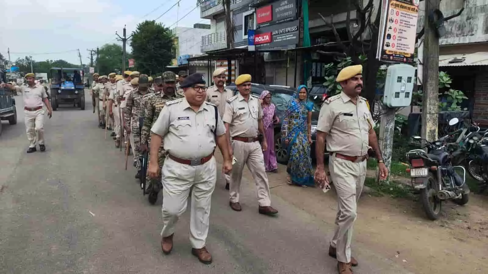 तस्वीर में सीआई शिवलाल मीणा के साथ पुलिसकर्मी अरनोद के मुख्य मार्ग पर मार्च निकाल रहे हैं। तस्वीर में सीआई शिवलाल मीणा के साथ पुलिसकर्मी अरनोद के मुख्य मार्ग पर मार्च निकाल रहे हैं।