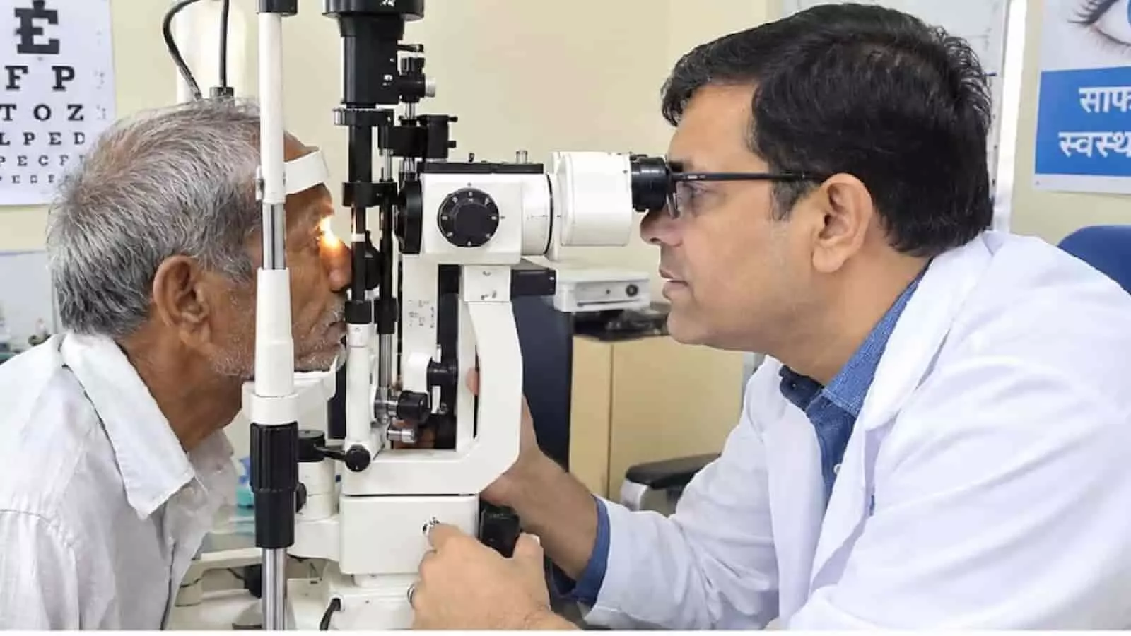 डॉक्टर क्लिनिक में मशीन से मरीज की आंखों की जांच कर रहे हैं। डॉक्टर क्लिनिक में मशीन से मरीज की आंखों की जांच कर रहे हैं।