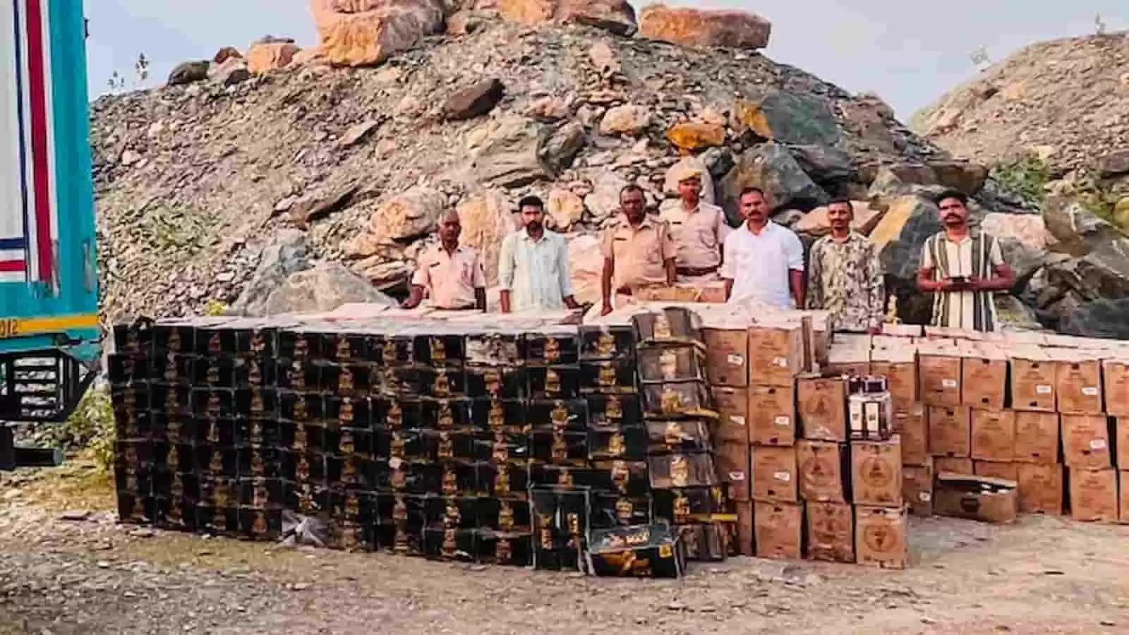 तस्वीर में पुलिसकर्मी और अन्य लोग जब्त शराब के कार्टनों के पास खड़े हैं। तस्वीर में पुलिसकर्मी और अन्य लोग जब्त शराब के कार्टनों के पास खड़े हैं।