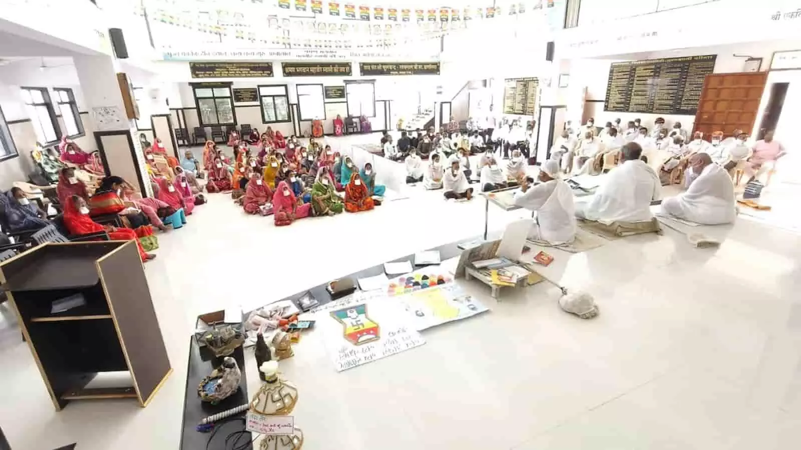 तस्वीर में स्थानक भवन के मंच पर बैठे जैन मुनि सामने मौजूद श्रद्धालुओं को संबोधित कर रहे हैं। तस्वीर में स्थानक भवन के मंच पर बैठे जैन मुनि सामने मौजूद श्रद्धालुओं को संबोधित कर रहे हैं।