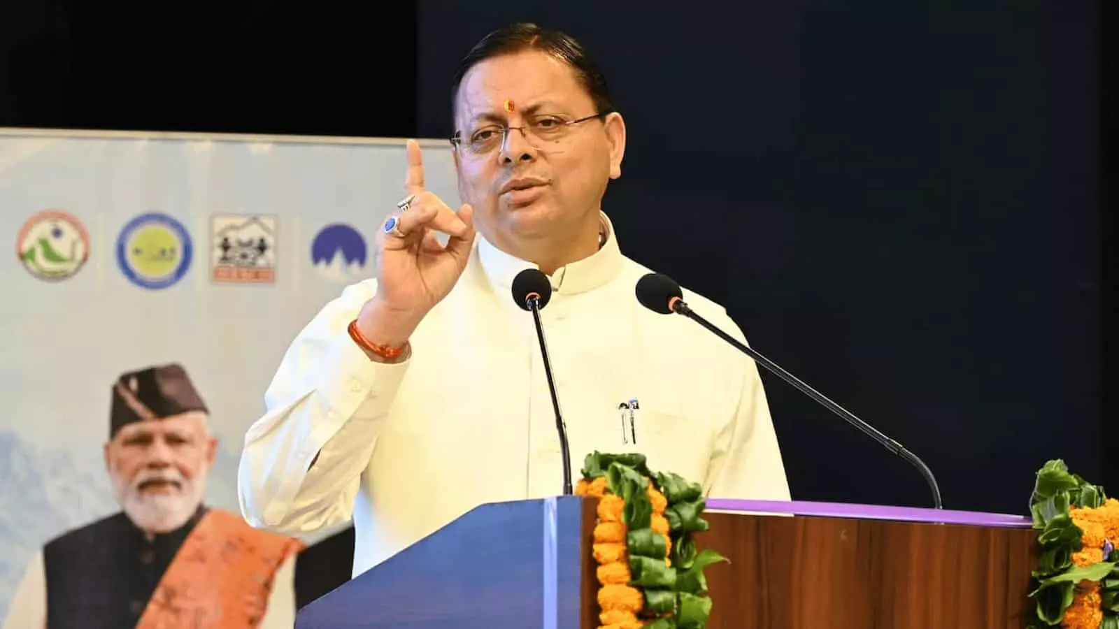 तस्वीर में मुख्यमंत्री पुष्कर सिंह धामी पोडियम के पीछे खड़े होकर हाथ उठाकर संबोधित कर रहे हैं। तस्वीर में मुख्यमंत्री पुष्कर सिंह धामी पोडियम के पीछे खड़े होकर हाथ उठाकर संबोधित कर रहे हैं।