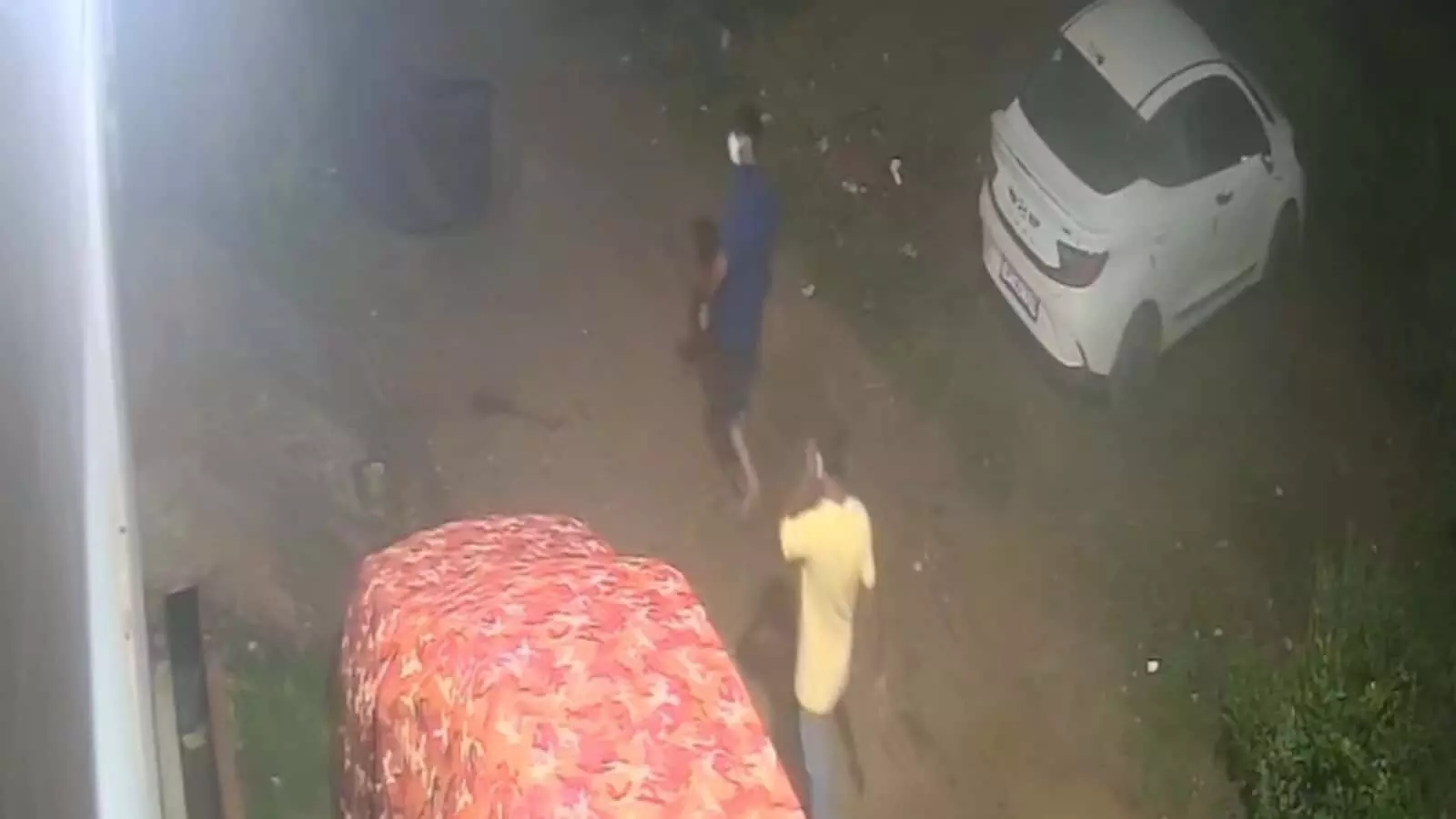 तस्वीर में हापुड़ में रात के समय सीसीटीवी फुटेज में संदिग्ध लोग और कार दिखाई दे रही है। तस्वीर में हापुड़ में रात के समय सीसीटीवी फुटेज में संदिग्ध लोग और कार दिखाई दे रही है।