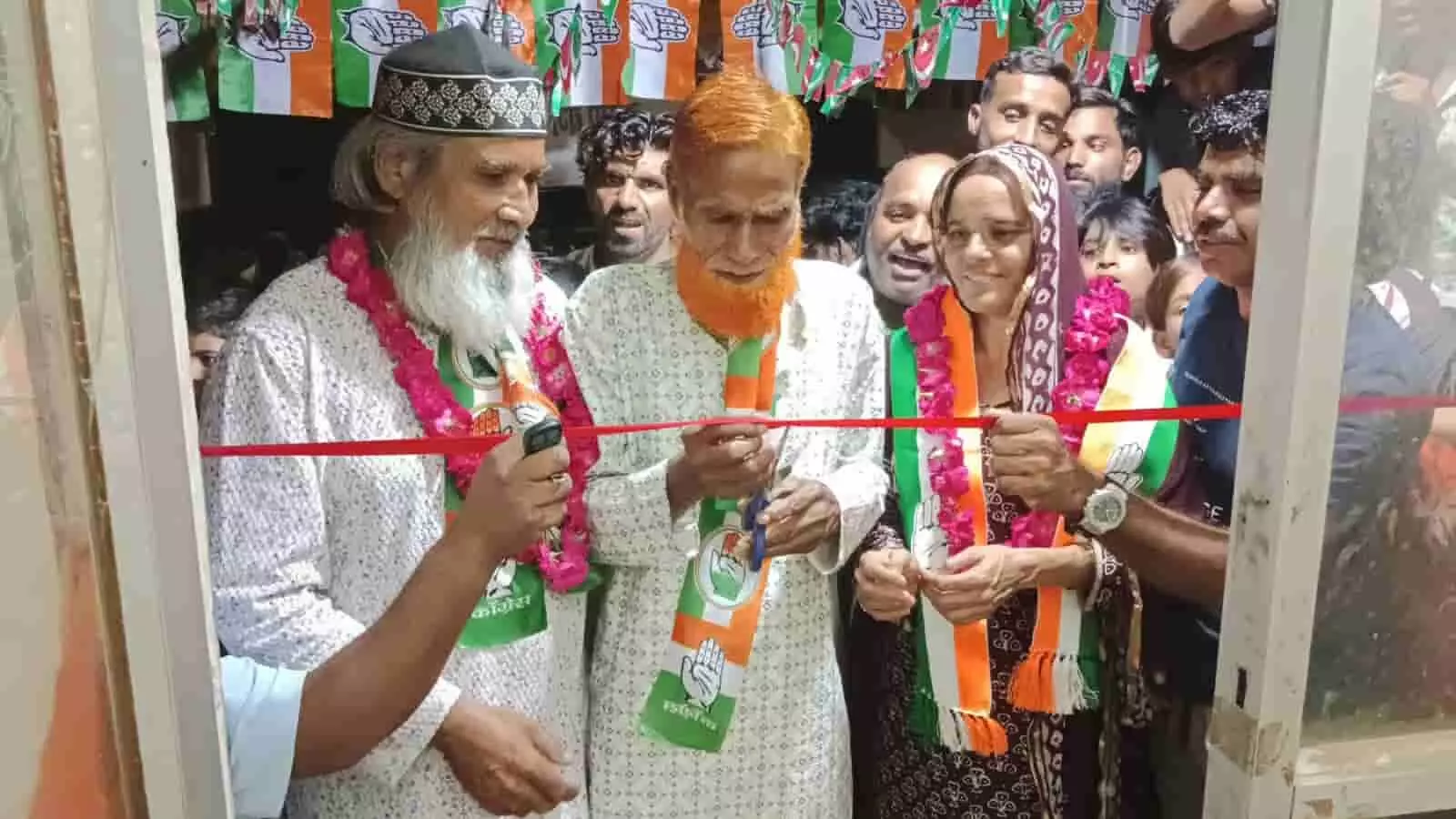 तस्वीर में राजीव नगर में कांग्रेस चुनावी कार्यालय के उद्घाटन पर फीता काटते लोग दिख रहे हैं। तस्वीर में राजीव नगर में कांग्रेस चुनावी कार्यालय के उद्घाटन पर फीता काटते लोग दिख रहे हैं।