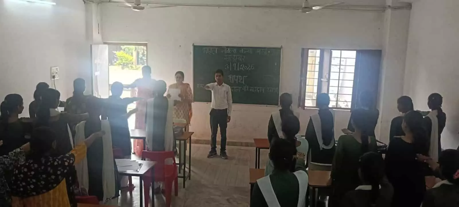 सलूंबर जिला कलेक्टर मुहम्मद जुनेद पी.पी. अधिकारियों के साथ प्राथमिक स्कूल स्थित मतदान केंद्र का निरीक्षण करते हुए। सलूंबर जिला कलेक्टर मुहम्मद जुनेद पी.पी. अधिकारियों के साथ प्राथमिक स्कूल स्थित मतदान केंद्र का निरीक्षण करते हुए।
