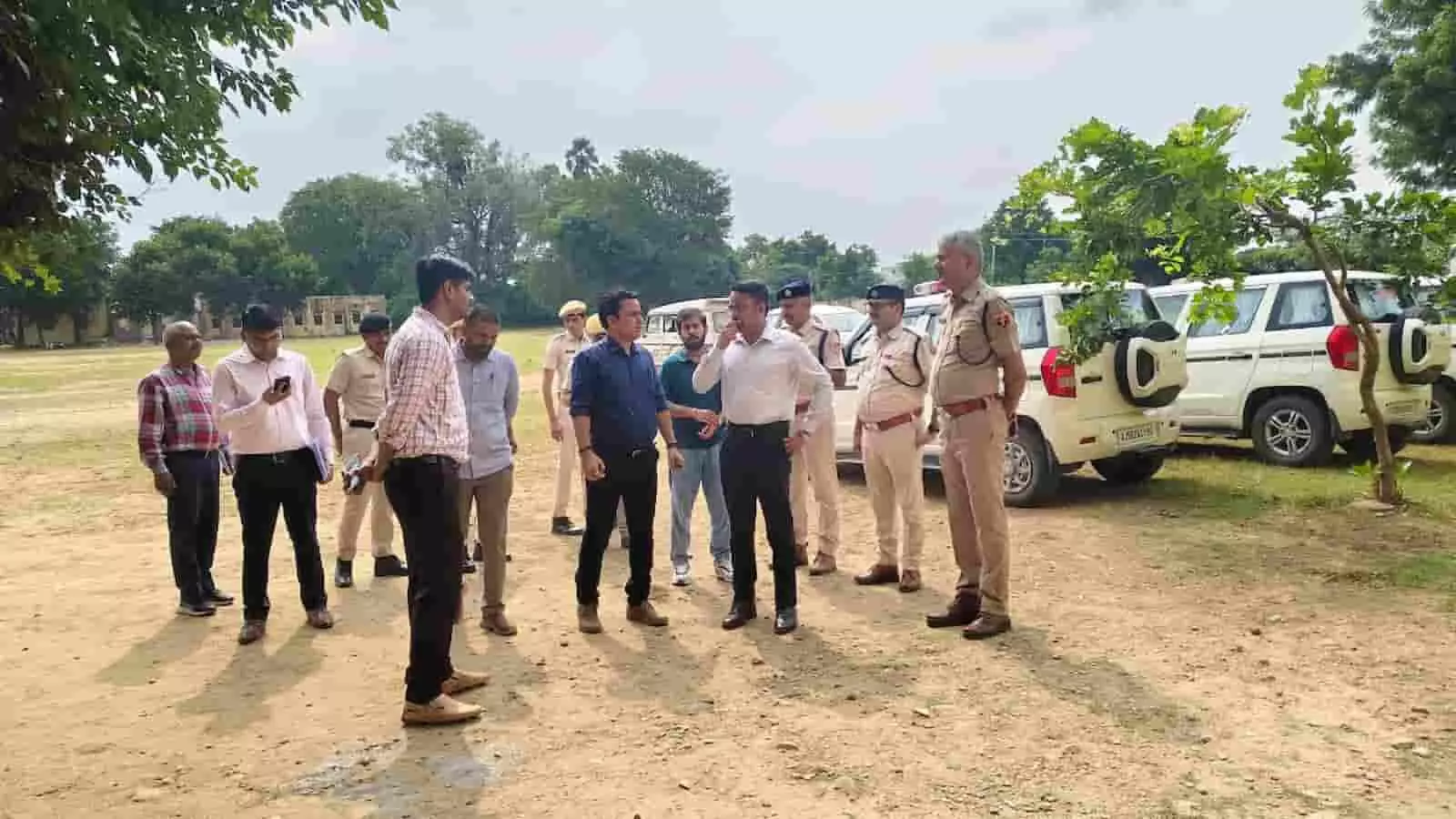 तस्वीर में दिख रही प्रशासनिक और पुलिस अधिकारियों की टीम मैदान में खड़े होकर आपस में चर्चा कर रही है। तस्वीर में दिख रही प्रशासनिक और पुलिस अधिकारियों की टीम मैदान में खड़े होकर आपस में चर्चा कर रही है।