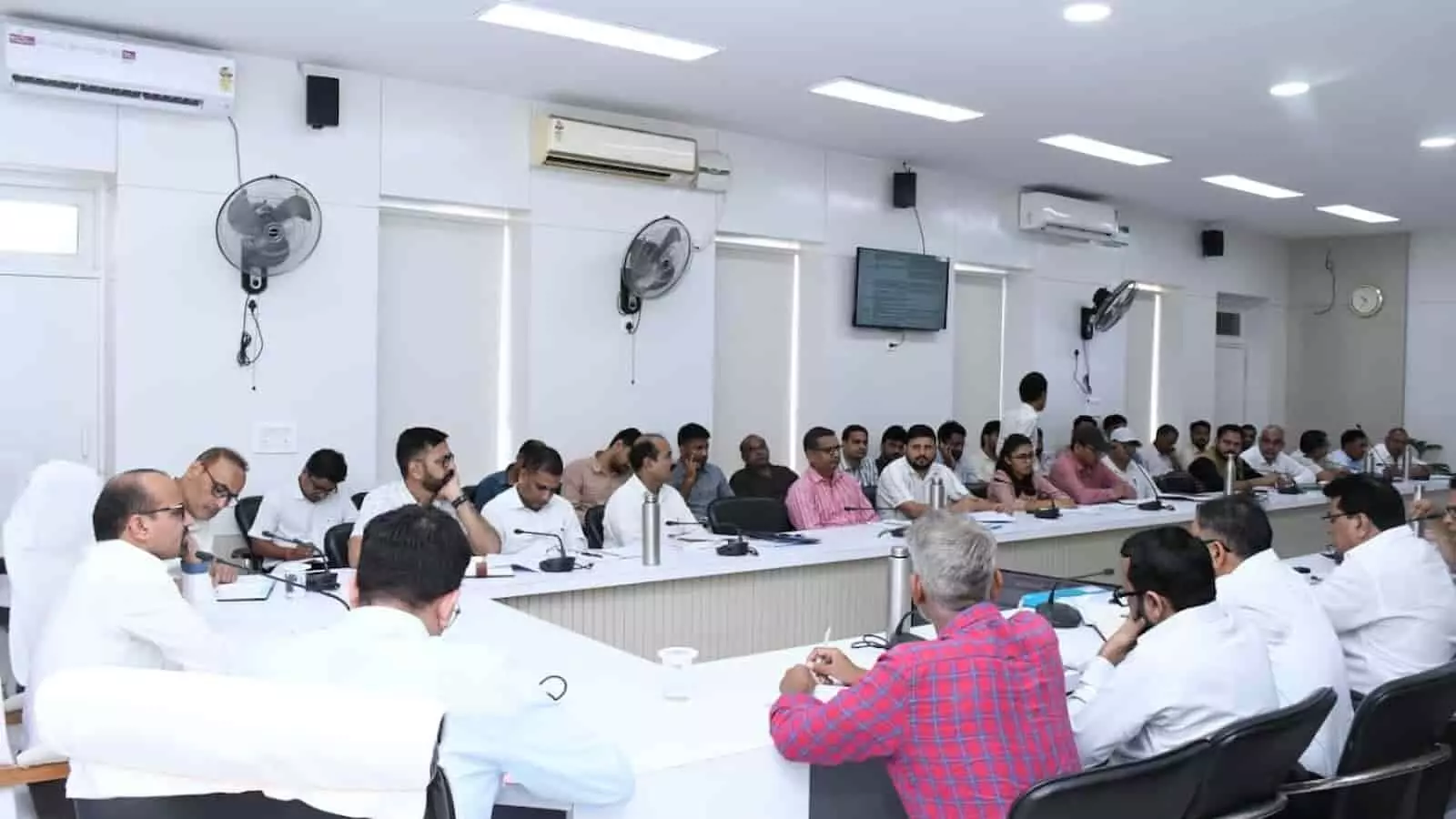 तस्वीर में सवाई माधोपुर जिला कलक्टर और अधिकारी बैठक कक्ष में समीक्षा बैठक करते दिख रहे हैं। तस्वीर में सवाई माधोपुर जिला कलक्टर और अधिकारी बैठक कक्ष में समीक्षा बैठक करते दिख रहे हैं।