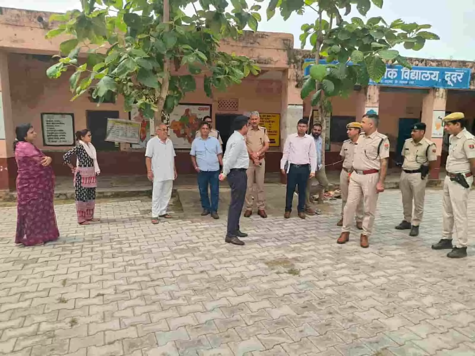 तस्वीर में बाएं से दाएं महिलाएं, प्रशासनिक अधिकारी और पुलिसकर्मी स्कूल के परिसर में खड़े होकर आपस में चर्चा करते दिख रहे हैं। तस्वीर में बाएं से दाएं महिलाएं, प्रशासनिक अधिकारी और पुलिसकर्मी स्कूल के परिसर में खड़े होकर आपस में चर्चा करते दिख रहे हैं।