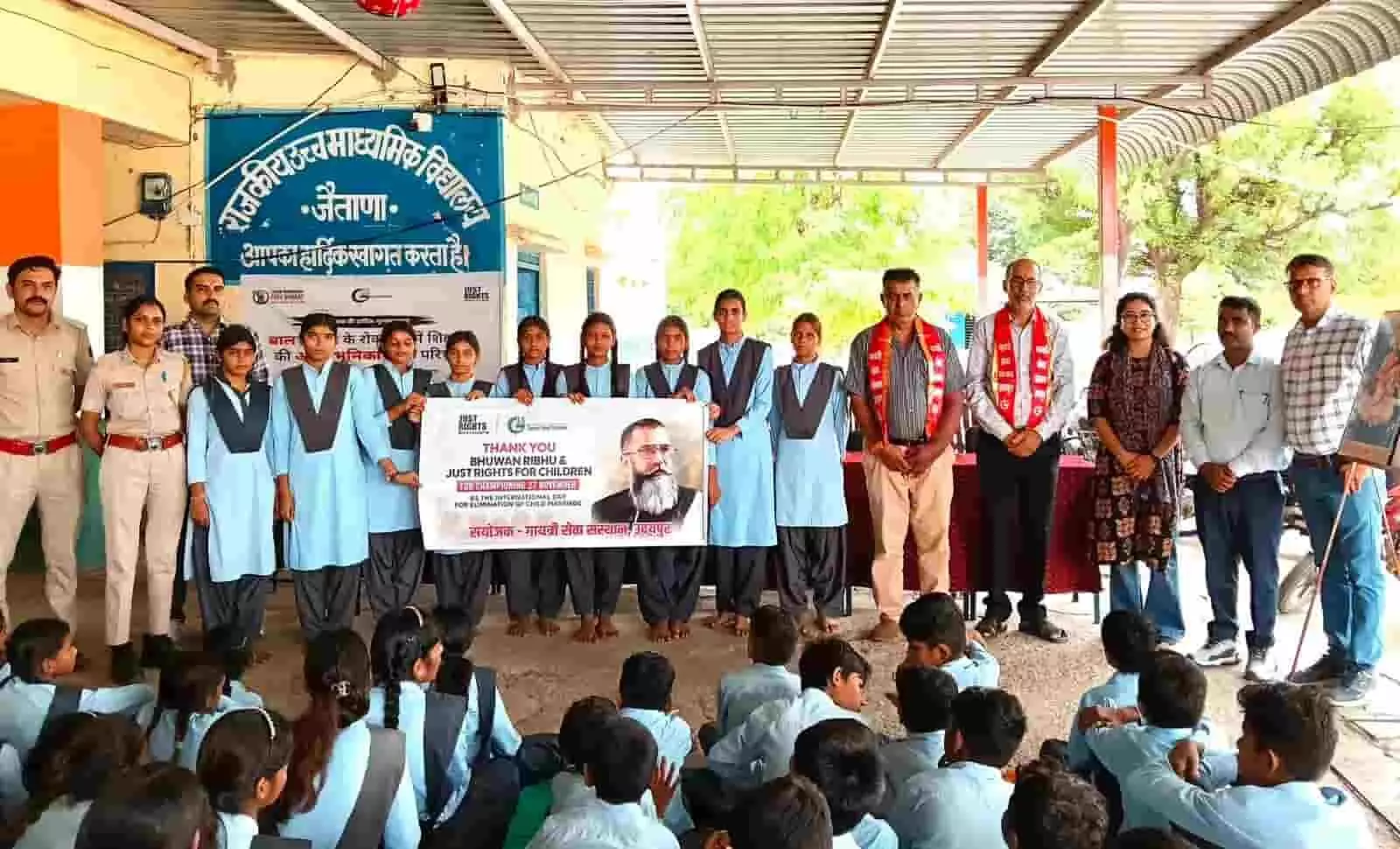 तस्वीर में जैताणा स्कूल परिसर में पुलिसकर्मी, शिक्षक और छात्र बैनर लेकर खड़े हैं। तस्वीर में जैताणा स्कूल परिसर में पुलिसकर्मी, शिक्षक और छात्र बैनर लेकर खड़े हैं।