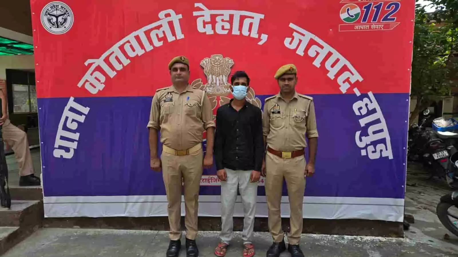 तस्वीर में हापुड़ थाने के बाहर पुलिसकर्मी गिरफ्तार आरोपी के साथ खड़े हैं। तस्वीर में हापुड़ थाने के बाहर पुलिसकर्मी गिरफ्तार आरोपी के साथ खड़े हैं।