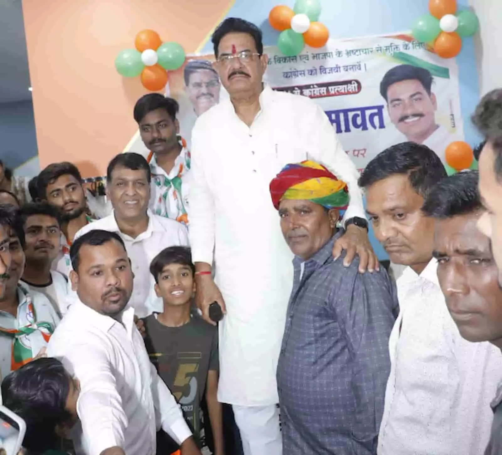 तस्वीर में निंबाहेड़ा में कांग्रेस नेताओं और समर्थकों के साथ पूर्व मंत्री उदयलाल आंजना नजर आ रहे हैं। तस्वीर में निंबाहेड़ा में कांग्रेस नेताओं और समर्थकों के साथ पूर्व मंत्री उदयलाल आंजना नजर आ रहे हैं।