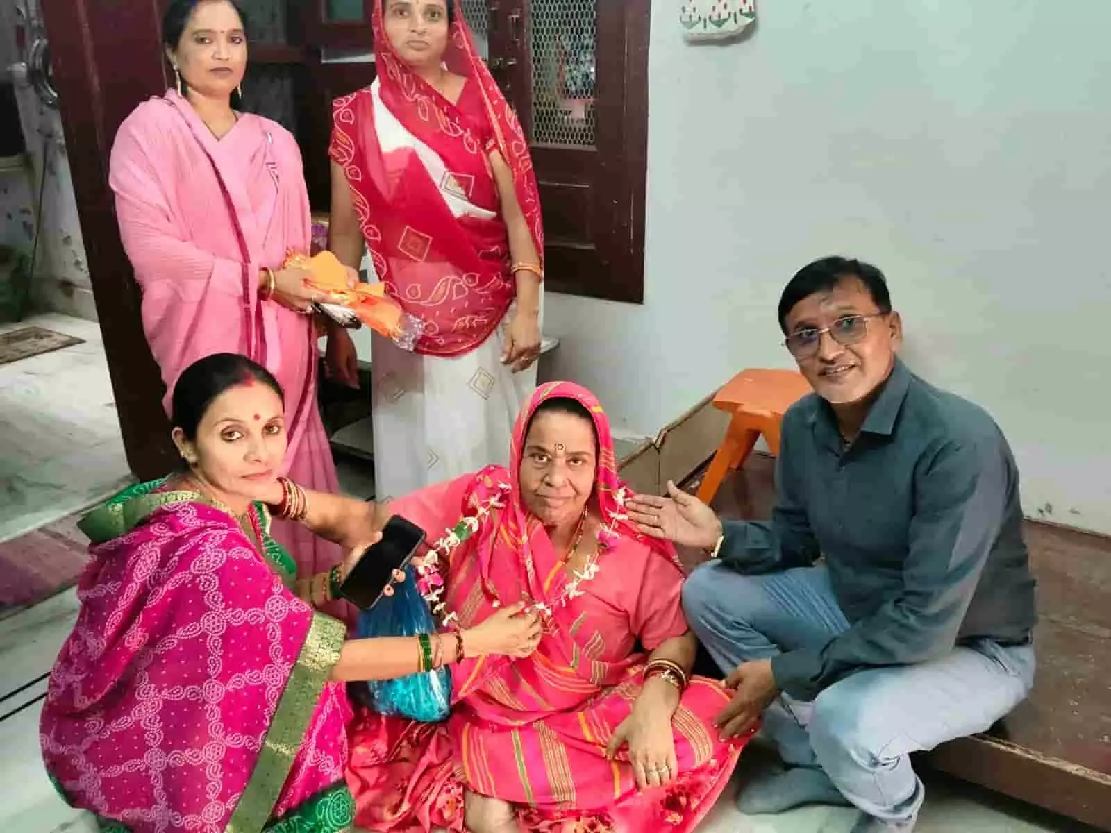 तस्वीर में दिख रही आंगनबाड़ी कार्यकर्ता सलूम्बर में एक बुजुर्ग महिला को माला पहनाकर मतदान का न्योता दे रही हैं। तस्वीर में दिख रही आंगनबाड़ी कार्यकर्ता सलूम्बर में एक बुजुर्ग महिला को माला पहनाकर मतदान का न्योता दे रही हैं।
