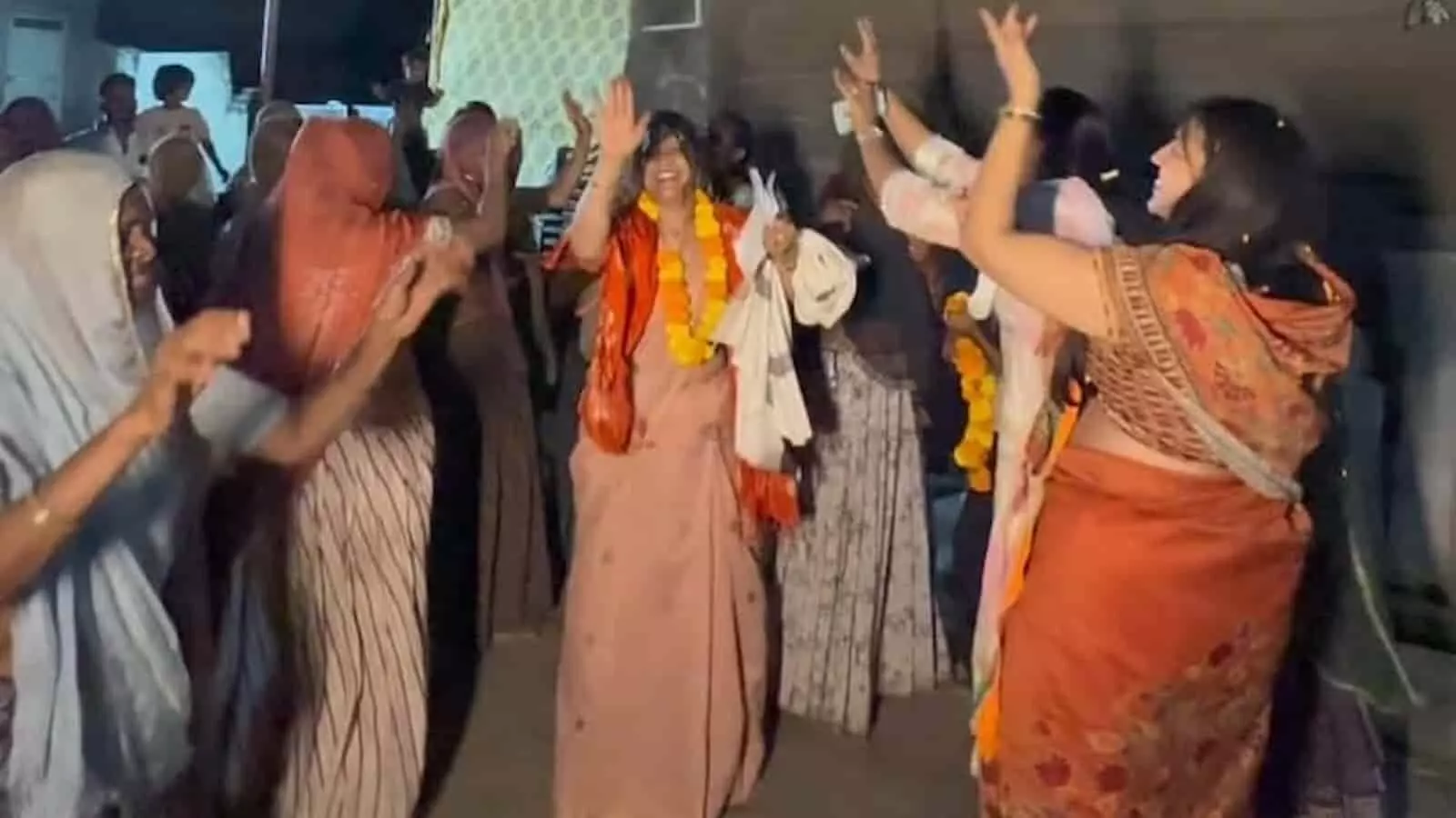तस्वीर में गंगापुर के वार्ड 9 में कांग्रेस प्रत्याशी प्रीति काकाणी और महिलाएं जनसंपर्क के दौरान नजर आ रही हैं। तस्वीर में गंगापुर के वार्ड 9 में कांग्रेस प्रत्याशी प्रीति काकाणी और महिलाएं जनसंपर्क के दौरान नजर आ रही हैं।