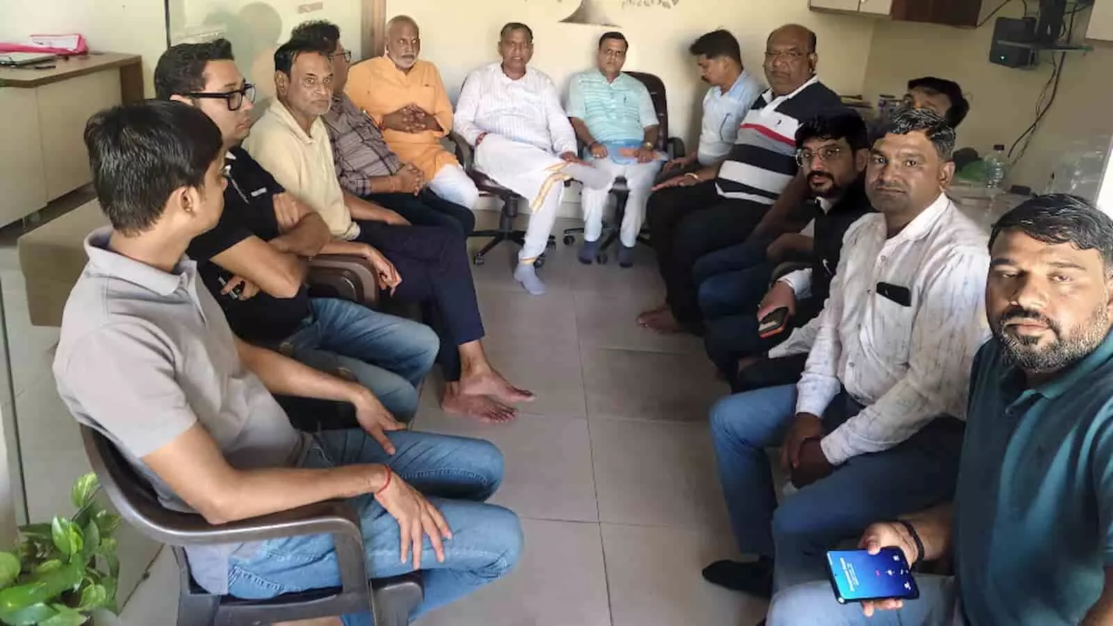 गंगापुर नगरपालिका चुनाव की बैठक में भाग लेते भाजपा नेता और कार्यकर्ता। गंगापुर नगरपालिका चुनाव की बैठक में भाग लेते भाजपा नेता और कार्यकर्ता।
