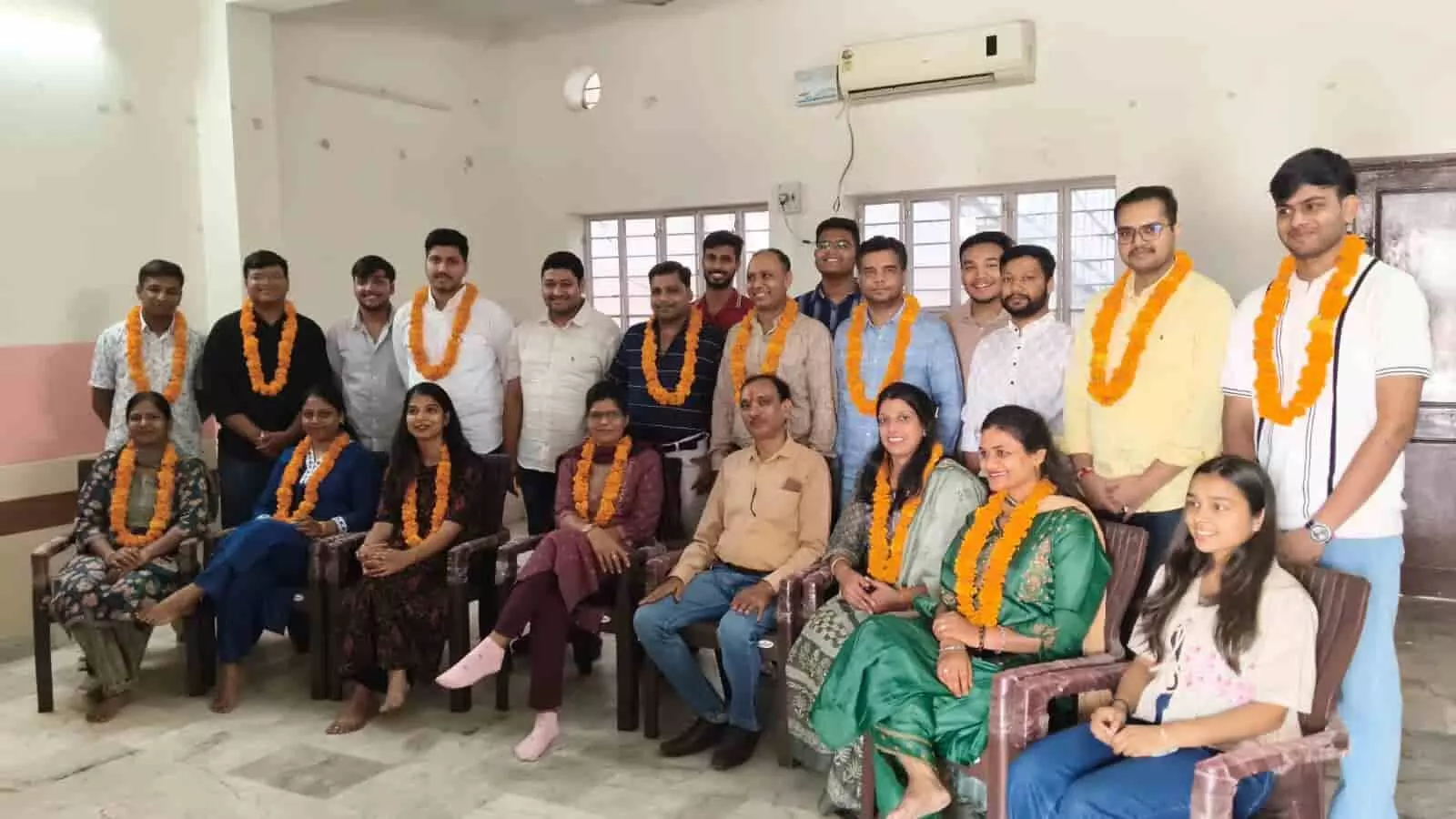 तस्वीर में दिख रही अग्रवाल यूथ एसोसिएशन की नवनिर्वाचित कार्यकारिणी हॉल में एक साथ समूह फोटो खिंचवा रही है। तस्वीर में दिख रही अग्रवाल यूथ एसोसिएशन की नवनिर्वाचित कार्यकारिणी हॉल में एक साथ समूह फोटो खिंचवा रही है।