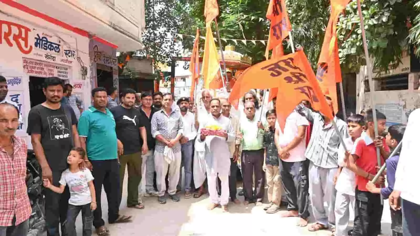 खेरोदा में श्रीमद् भागवत कथा की शोभायात्रा के दौरान सड़क पर खड़े ग्रामीण और श्रद्धालु। खेरोदा में श्रीमद् भागवत कथा की शोभायात्रा के दौरान सड़क पर खड़े ग्रामीण और श्रद्धालु।